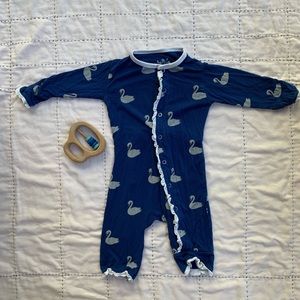 Kickee Pants One Pieces - Organic bamboo Kickee pants swan print size 0-3m Kickee Pants One Pieces - Organic bamboo Kickee pants swan print size 0-3m